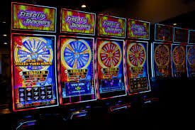 Antarmuka permainan Diamond Empire di acek slot menampilkan gulungan berlapis dengan simbol berlian dan emas, tombol taruhan yang jelas, dan layar hadiah yang responsif.
